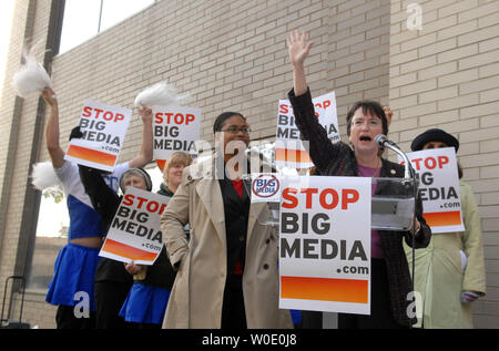 Organizzazione Nazionale per le donne (ora) il presidente Kim Gandy parla di un "rally per un migliore supporto della Federal Communication Commission (FCC) a Washington il 31 ottobre 2007. I gruppi di interesse pubblico sono interessate la FCC consentirà di continuare il consolidamento dei media outlet. (UPI foto/Roger L. Wollenberg) Foto Stock