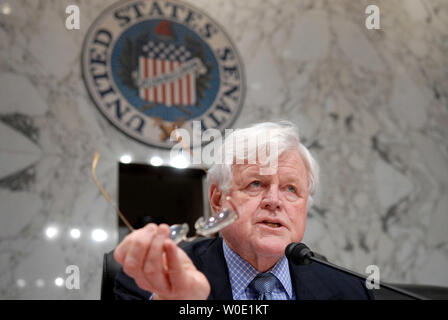Il Sen. Edward Kennedy (D-MA) domande segretario dell esercito Preston Geren e Capo di Stato Maggiore dell Esercito gen. George Casey Jr. durante un Senato Comitato delle Forze Armate audizione sullo stato dell'esercito degli Stati Uniti a Washington il 15 novembre 2007. (UPI foto/Kevin Dietsch) Foto Stock