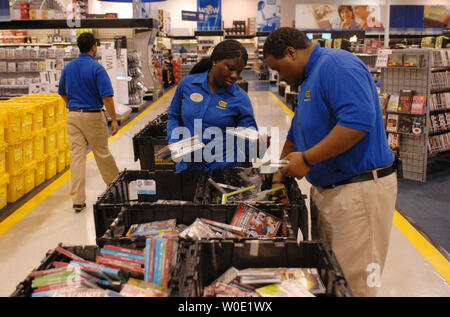 Best Buy dipendenti di Alexandria, Virginia organizzare il proprio inventario prima il negozio al 5:00 apertura per speciali early bird shopping sconti su Nero Venerdì 23 Novembre, 2007. Migliaia di acquirenti schierate al di fuori degli orari del negozio prima dell'apertura. (UPI foto/Alexis C. Glenn) Foto Stock