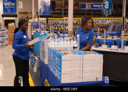 Best Buy dipendenti di Alexandria, Virginia organizzare il proprio inventario prima il negozio al 5:00 apertura per speciali early bird shopping sconti su Nero Venerdì 23 Novembre, 2007. Migliaia di acquirenti schierate al di fuori degli orari del negozio prima dell'apertura. (UPI foto/Alexis C. Glenn) Foto Stock