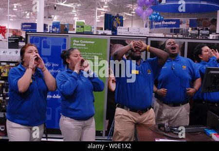 Best Buy dipendenti di Alexandria, Virginia yell appena prima che il negozio al 5:00 apertura per speciali early bird shopping sconti su Nero Venerdì 23 Novembre, 2007. Migliaia di acquirenti schierate al di fuori degli orari del negozio prima dell'apertura. (UPI foto/Alexis C. Glenn) Foto Stock