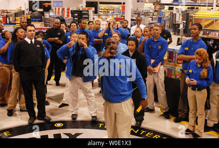 Best Buy dipendenti di Alexandria, Virginia yell appena prima che il negozio al 5:00 apertura per speciali early bird shopping sconti su Nero Venerdì 23 Novembre, 2007. Migliaia di acquirenti schierate al di fuori degli orari del negozio prima dell'apertura. (UPI foto/Alexis C. Glenn) Foto Stock