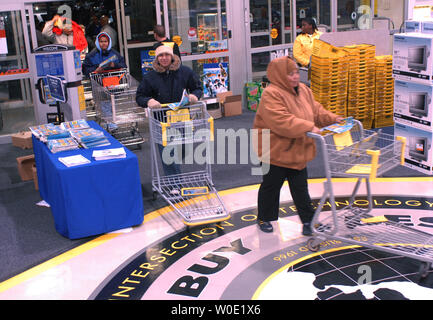 Gli amanti dello shopping file in Best Buy in Alexandria, Virginia, subito dopo il negozio al 5:00 apertura, per speciali early bird sconti su Nero Venerdì 23 Novembre, 2007. Migliaia di acquirenti schierate al di fuori degli orari del negozio prima dell'apertura. (UPI foto/Alexis C. Glenn) Foto Stock