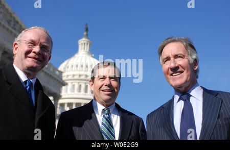 In Irlanda del Nord la Vice Primo Ministro Martin McGuinness, sost. Jim Walsh (R-NY), e sost. Richard Neal (D-MA) (L a R) comportano per le fotografie sulla scalinata del Campidoglio di Washington il 6 dicembre 2007. (UPI foto/Alexis Glenn) Foto Stock