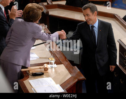 Il Presidente francese Nicolas Sarkozy saluta Presidente della Camera Nancy Pelosi prima di fornire un indirizzo per una riunione congiunta del Congresso al Campidoglio di Washington il 7 novembre 2007. (UPI foto/Kevin Dietsch) Foto Stock