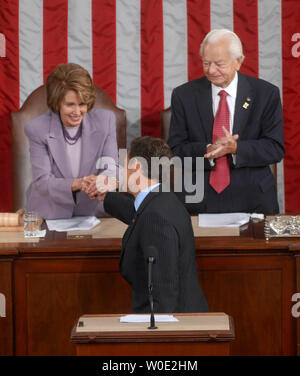 Il Presidente francese Nicolas Sarkozy scuote le mani con il Presidente della Camera Nancy Pelosi mentre il Presidente del Senato pro tempore Robert Byrd (D-WV) orologi seguendo il suo indirizzo per una riunione congiunta del Congresso al Campidoglio di Washington il 7 novembre 2007. (UPI foto/Kevin Dietsch) Foto Stock