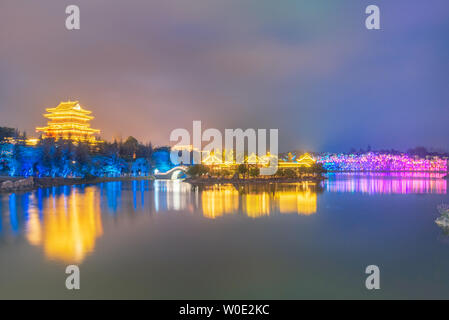 Vista notturna di Wenchang Pavilion District, Confucio città culturale, Suixi, Guangdong Foto Stock