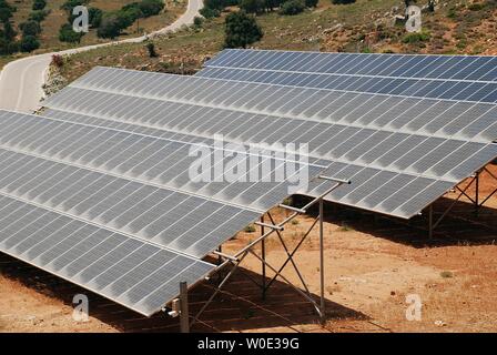 Una banca di energia solare i pannelli sull'isola greca di Tilos. L'isola si prefigge di essere autosufficiente in potenza mediante energia solare ed eolica. Foto Stock