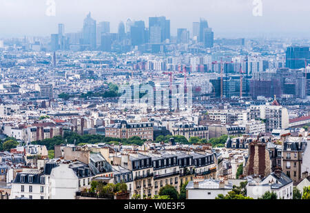 Francia XVIII arrondissement di Parigi, vista dalla cupola della Basilica del Sacro Cuore di Parigi (Clignancourt district, gru del Clichy-Batignolles opere e La Defense torri). Foto Stock