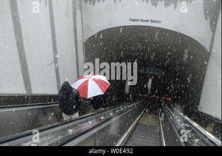 La gente a prendere una scala mobile al di fuori del Campidoglio Sud Stazione della Metropolitana vicino al Capitol Building come la neve comincia a cadere a Washington il 17 gennaio, 2008. (UPI foto/Kevin Dietsch) Foto Stock