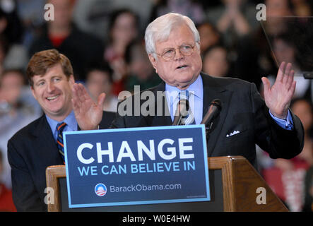 Sost. Patrick Kennedy (L) sorrisi come egli ascolta Sen. Edward Kennedy avallare Barack Obama per il presidente in un rally in American University a Washington il 28 gennaio 2008. Ted Kennedy è visto come richiesto da tutte e tre le elezioni presidenziali democratiche contendenti. (UPI foto/Pat Benic) Foto Stock