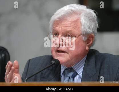 Il Sen. Edward Kennedy (D-MA) domande procuratore generale Michael Mukasey durante un Senato Comitato Giudiziario svista audizione sull'U.S. Dipartimento di giustizia il 30 gennaio 2008. (UPI foto/Kevin Dietsch) Foto Stock