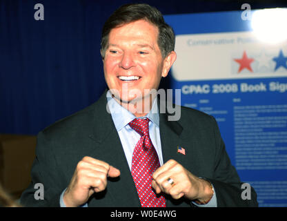 Ex sost. Tom Delay (R-TX) firma le copie del suo libro "No Retreat, nessuna rinuncia: uno americano nella lotta' presso il conservatore azione politica conferenza a Washington in data 8 febbraio 2008. (UPI foto/Alexis C. Glenn) Foto Stock