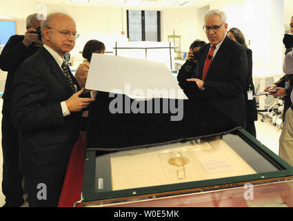 Stati Uniti Archivista Allen Weinstein (L) e David Rubenstein svelare un 1297 originale della Magna Carta presso gli archivi nazionali a Washington il 3 marzo 2008. Rubenstein ha recentemente acquistato il documento storico all'asta in modo che egli potesse dare a gli archivi nazionali per la visualizzazione. La Magna Carta risale al 1215 quando l'Inghilterra del Re Giovanni ha aderito alle richieste dei suoi baroni riconoscendo il concetto che nessun uomo è al di sopra della legge. Esso è considerato una pietra miliare nel pensiero costituzionale e ha costituito la base della proposta di legge americana dei diritti 500 anni più tardi. (UPI foto/Pat Benic) Foto Stock