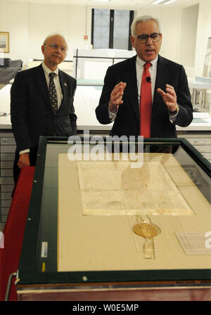 Stati Uniti Archivista Allen Weinstein (L) e David Rubenstein (C) svelano un 1297 originale della Magna Carta presso gli archivi nazionali a Washington il 3 marzo 2008. Rubenstein ha recentemente acquistato il documento storico all'asta in modo che egli potesse dare a gli archivi nazionali per la visualizzazione. La Magna Carta risale al 1215 quando l'Inghilterra del Re Giovanni ha aderito alle richieste dei suoi baroni riconoscendo il concetto che nessun uomo è al di sopra della legge. Esso è considerato una pietra miliare nel pensiero costituzionale e ha costituito la base della proposta di legge americana dei diritti 500 anni più tardi. (UPI foto/Pat Benic) Foto Stock