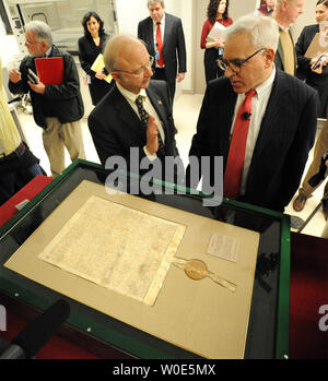 Stati Uniti Archivista Allen Weinstein (L) e David Rubenstein (C) svelano un 1297 originale della Magna Carta presso gli archivi nazionali a Washington il 3 marzo 2008. Rubenstein ha recentemente acquistato il documento storico all'asta in modo che egli potesse dare a gli archivi nazionali per la visualizzazione. La Magna Carta risale al 1215 quando l'Inghilterra del Re Giovanni ha aderito alle richieste dei suoi baroni riconoscendo il concetto che nessun uomo è al di sopra della legge. Esso è considerato una pietra miliare nel pensiero costituzionale e ha costituito la base della proposta di legge americana dei diritti 500 anni più tardi. (UPI foto/Pat Benic) Foto Stock