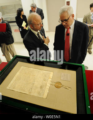 Stati Uniti Archivista Allen Weinstein (L) e David Rubenstein (C) svelano un 1297 originale della Magna Carta presso gli archivi nazionali a Washington il 3 marzo 2008. Rubenstein ha recentemente acquistato il documento storico all'asta in modo che egli potesse dare a gli archivi nazionali per la visualizzazione. La Magna Carta risale al 1215 quando l'Inghilterra del Re Giovanni ha aderito alle richieste dei suoi baroni riconoscendo il concetto che nessun uomo è al di sopra della legge. Esso è considerato una pietra miliare nel pensiero costituzionale e ha costituito la base della proposta di legge americana dei diritti 500 anni più tardi. (UPI foto/Pat Benic) Foto Stock