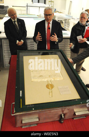 Stati Uniti Archivista Allen Weinstein (L) e David Rubenstein (C) svelano un 1297 originale della Magna Carta presso gli archivi nazionali a Washington il 3 marzo 2008. Rubenstein ha recentemente acquistato il documento storico all'asta in modo che egli potesse dare a gli archivi nazionali per la visualizzazione. La Magna Carta risale al 1215 quando l'Inghilterra del Re Giovanni ha aderito alle richieste dei suoi baroni riconoscendo il concetto che nessun uomo è al di sopra della legge. Esso è considerato una pietra miliare nel pensiero costituzionale e ha costituito la base della proposta di legge americana dei diritti 500 anni più tardi. (UPI foto/Pat Benic) Foto Stock