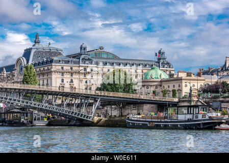 Francia, settimo arrondissement di Parigi, passerelle Léopold Sédar Senghor oltre il Fiume Senna, il Musee d'Orsay e il Musee de la Légion d'Honneur Foto Stock