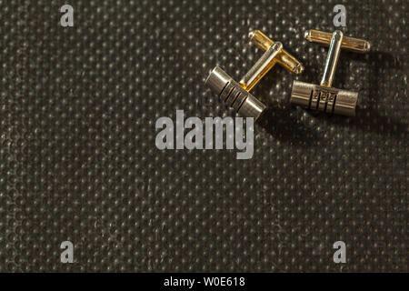 Una coppia di gemelli su sfondo scuro Foto Stock