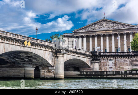 Francia, settimo arrondissement di Parigi, Pont de la Concorde oltre il Fiume Senna, Palais Bourbon ( Assemblea nazionale francese) Foto Stock