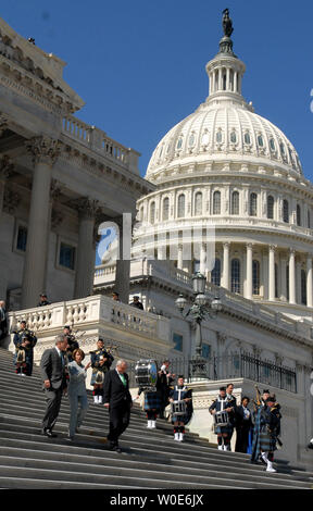 Il Presidente George W Bush (L) Presidente della Camera Nancy Pelosi (D-CA) (C) e il Primo Ministro irlandese Bertie Ahern lasciare il giorno di San Patrizio nel pranzo presso il Campidoglio di Washington il 17 marzo 2008. (UPI foto/Kevin Dietsch) Foto Stock