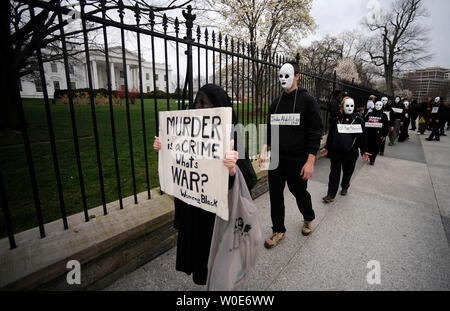 Anti-guerra attivista tenere una veglia silenziosa contro la guerra in Iraq di fronte alla Casa Bianca a Washington il 19 marzo 2008. I manifestanti sono scesi in strada oggi in tutta la nazione e a Washington per protestare contro il quinto anniversario della invasione USA dell'Iraq. (UPI foto/Kevin Dietsch) Foto Stock