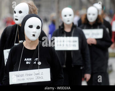 Anti-guerra attivista tenere una veglia silenziosa contro la guerra in Iraq di fronte alla Casa Bianca a Washington il 19 marzo 2008. I manifestanti sono scesi in strada oggi in tutta la nazione e a Washington per protestare contro il quinto anniversario della invasione USA dell'Iraq. (UPI foto/Kevin Dietsch) Foto Stock