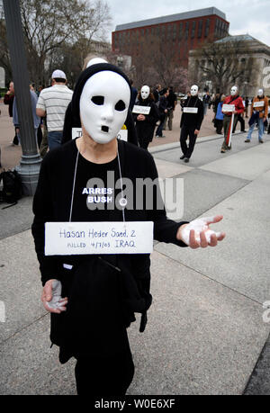 Anti-guerra attivista tenere una veglia silenziosa contro la guerra in Iraq di fronte alla Casa Bianca a Washington il 19 marzo 2008. I manifestanti sono scesi in strada oggi in tutta la nazione e a Washington per protestare contro il quinto anniversario della invasione USA dell'Iraq. (UPI foto/Kevin Dietsch) Foto Stock