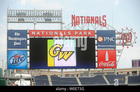 La George Washington University logo è visto sul Washington cittadini quadro di valutazione alla quasi completato il nuovo stadio, Cittadini Park, a Washington il 22 marzo 2008. Lo stadio ha ospitato un collegio di baseball gioco tra la George Washington University e San Giuseppe università. Ai cittadini di aprire loro stagione a cittadini Park a marzo 30 contro Atlanta Braves. (UPI foto/Kevin Dietsch) Foto Stock