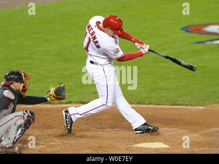 Cittadini di Washington Ryan Zimmerman colpisce un drammatico di due su fondo del nono home run per vincere la partita 3-2 contro Atlanta Braves presso la casa opener del nuovo $611 milioni di cittadini Park a Marzo 30, 2008 a Washington. Zimmerman di Omero è stato spento un 1-0 platina da Braves pitcher Peter Moylan. (UPI foto/Pat Benic) Foto Stock