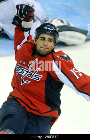 Washington capitali " Boyd Gordon (15), del Canada, celebra dopo un goal contro il Tampa Bay Lightning durante il terzo periodo al Verizon Center di Washington il 3 aprile 2008. (UPI foto/Kevin Dietsch) Foto Stock