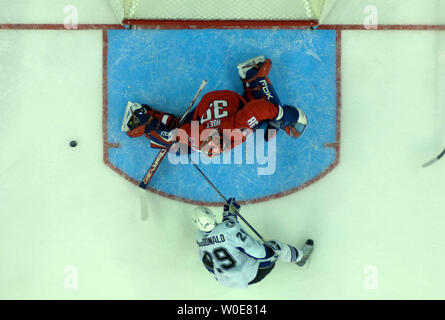 Washington capitali " goalie Cristobal Huet, della Francia, blocchi un colpo da Tampa Bay Lightning di Craig MacDonald, del Canada, durante il secondo periodo al Verizon Center di Washington il 3 aprile 2008. (UPI foto/Kevin Dietsch) Foto Stock