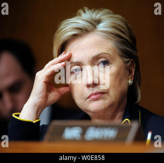 Candidato presidenziale democratico Sen. Hillary Rodham Clinton, D-NY, partecipa a un Senato Comitato delle Forze Armate audizione sulla situazione in Iraq a Capitol Hill a Washington il 8 aprile 2008. (UPI foto/Kevin Dietsch) Foto Stock