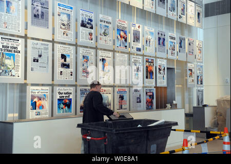 Un lavoratore mette rifiniture su una parete visualizzando le prime pagine dei giornali a partire dal mese di settembre 11, 2001, a quasi-Newseum finito a Washington il 8 aprile 2008. Il National Mall il nuovissimo museo sarà aperta al pubblico dal 11 aprile. (UPI foto/Roger L. Wollenberg) Foto Stock