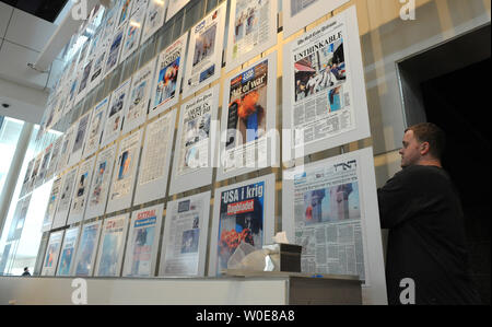 Un lavoratore mette rifiniture su una parete visualizzando le prime pagine dei giornali a partire dal mese di settembre 11, 2001, a quasi-Newseum finito a Washington il 8 aprile 2008. Il National Mall il nuovissimo museo sarà aperta al pubblico dal 11 aprile. (UPI foto/Roger L. Wollenberg) Foto Stock