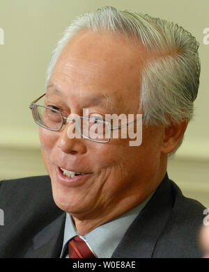 Singapore è Senior Minister Goh Chok Tong incontra con gli Stati Uniti Il Presidente George W Bush nell'Ufficio Ovale della Casa Bianca a Washington il 9 aprile 2008. (UPI foto/Roger L. Wollenberg) Foto Stock