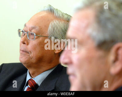 Singapore è Senior Minister Goh Chok Tong incontra con gli Stati Uniti Il Presidente George W Bush nell'Ufficio Ovale della Casa Bianca a Washington il 9 aprile 2008. (UPI foto/Roger L. Wollenberg) Foto Stock