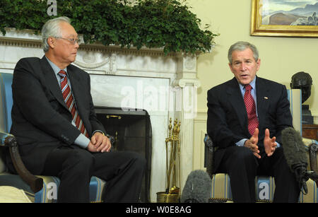 Singapore è Senior Minister Goh Chok Tong incontra con gli Stati Uniti Il Presidente George W Bush nell'Ufficio Ovale della Casa Bianca a Washington il 9 aprile 2008. (UPI foto/Roger L. Wollenberg) Foto Stock