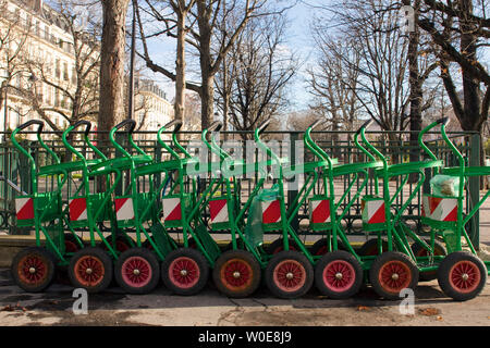 Francia, Parigi, 75, ottavo arrondissement, Avenue Gabriel, pulizia della strada carrelli per la città di Parigi. Foto Stock