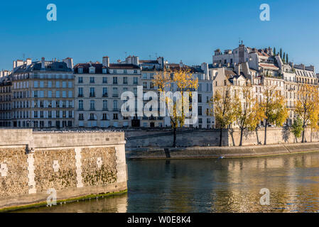 Francia, Parigi, 4° arrondissement, Ile Saint Louis, edifici del Quai d'Orléans sulla banca del fiume Senna e la punta di L'île de la Cité, visto da Quai Montebello. Foto Stock