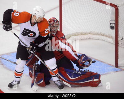 Washington capitali " goalie Cristobal Huet (38) della Francia blocca un colpo mentre Philadelphia Flyers' R.J. Umberger (20) sta di fronte durante il terzo periodo di loro Eastern Conference Quarter match finale fino al Verizon Center di Washington il 13 aprile 2008. (UPI foto/Kevin Dietsch) Foto Stock