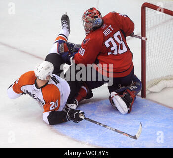 Washington capitali " goalie Cristobal Huet (38) della Francia urti oltre Philadelphia Flyers' R.J. Umberger (20) durante il terzo periodo di loro Eastern Conference Quarter match finale fino al Verizon Center di Washington il 13 aprile 2008. (UPI foto/Kevin Dietsch) Foto Stock