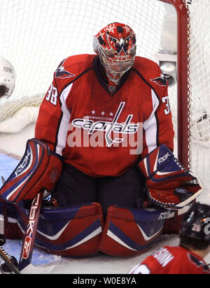 Washington capitali " goalie Cristobal Huet (38) della Francia blocca un colpo contro il Philadelphia Flyers durante il terzo periodo di loro Eastern Conference Quarter match finale fino al Verizon Center di Washington il 13 aprile 2008. (UPI foto/Kevin Dietsch) Foto Stock