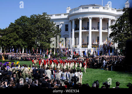 Gli Stati Uniti Esercito Fife e tamburo Corp. eseguire per Papa Benedetto XVI ad un ufficiale di cerimonia di benvenuto ospitato dalla U.S. Il Presidente George W Bush e la First Lady Bush sul prato Sud della Casa Bianca a Washington il 16 aprile 2008. Questo è quanto il Papa prima visita negli Stati Uniti e solo la seconda visita nella storia da un papa per la Casa Bianca. (UPI foto/Kevin Dietsch) Foto Stock