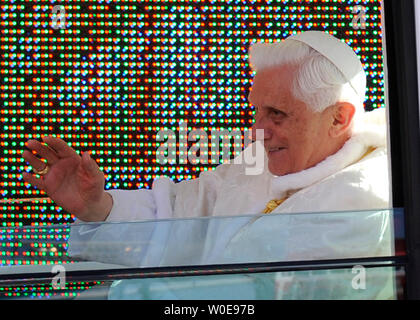 Papa Benedetto XVI arriva per la messa al Nationals Stadium di Washington il 17 aprile 2008. Circa 50.000 persone sono attese di presenze per il Papa di mass. (UPI foto/Kevin Dietsch) Foto Stock