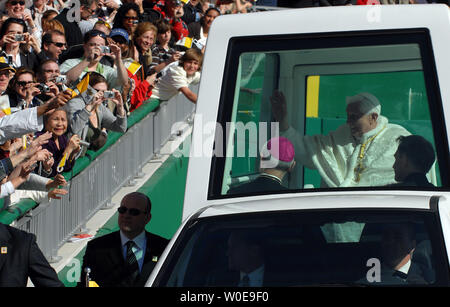 Papa Benedetto XVI arriva per la Messa del Papa Mobile al Nationals Stadium di Washington il 17 aprile 2008. (UPI foto/Roger L. Wollenberg) Foto Stock