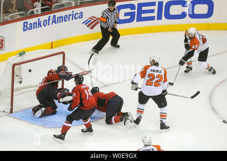 Philadelphia Flyers' Vaclav Prospal (40) della Repubblica ceca mette in un obiettivo Passato capitelli Washington goalie Cristobal Huet della Francia durante il secondo periodo di gioco cinque della Eastern Conference quarti di finale al Verizon Center di Washington il 19 aprile 2008. (UPI foto/Kevin Dietsch) Foto Stock