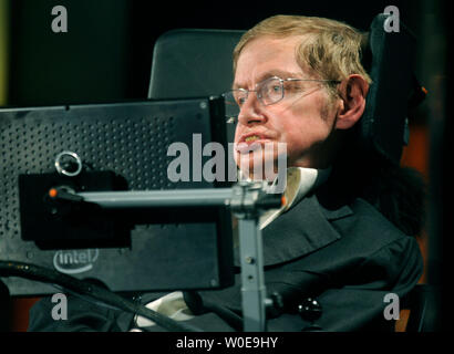 Stephen Hawking, astro-fisico e professore presso l'Università di Cambridge, offre una lezione dal titolo "Perché dobbiamo andare nello spazio" come parte di una serie di conferenze in onore di NASA cinquantesimo anniversario, presso la George Washington University a Washington il 21 aprile 2008. Hawking ha parlato sui vantaggi di viaggio nello spazio e ha detto che dovrebbe essere attivamente che stanno curiosando una colonia sulla luna e il personale della missione su Marte. (UPI foto/Kevin Dietsch) Foto Stock