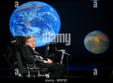 Stephen Hawking, astro-fisico e professore presso l'Università di Cambridge, offre una lezione dal titolo "Perché dobbiamo andare nello spazio" come parte di una serie di conferenze in onore di NASA cinquantesimo anniversario, presso la George Washington University a Washington il 21 aprile 2008. Hawking ha parlato sui vantaggi di viaggio nello spazio e ha detto che dovrebbe essere attivamente che stanno curiosando una colonia sulla luna e il personale della missione su Marte. (UPI foto/Kevin Dietsch) Foto Stock